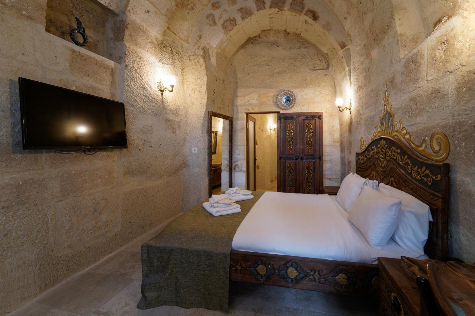 Capp Royal Cave Hotel *